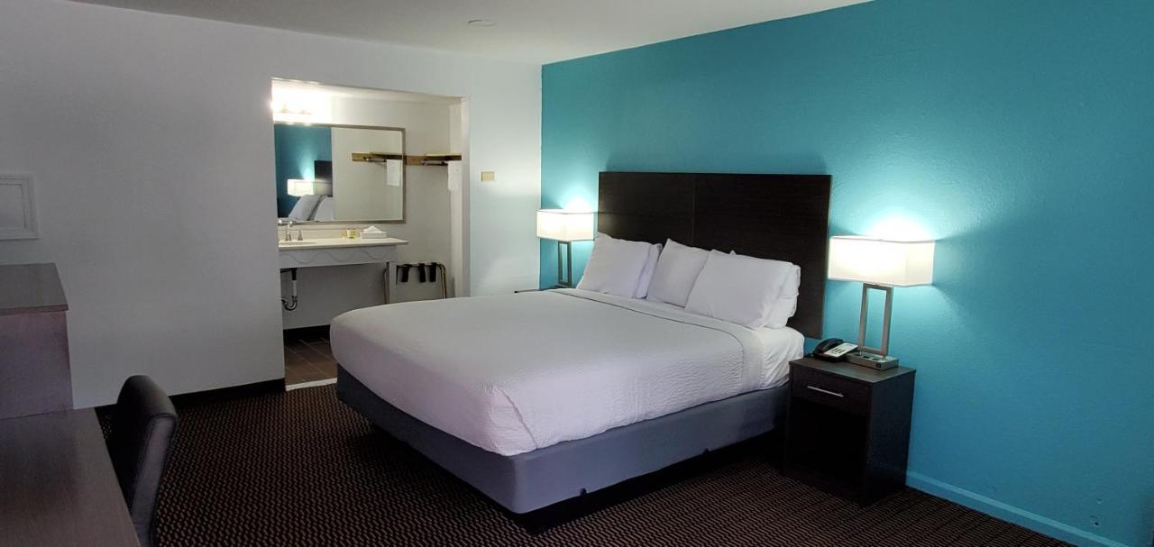 Travelodge By Wyndham Livonia Canton Novi Detroit Area Экстерьер фото